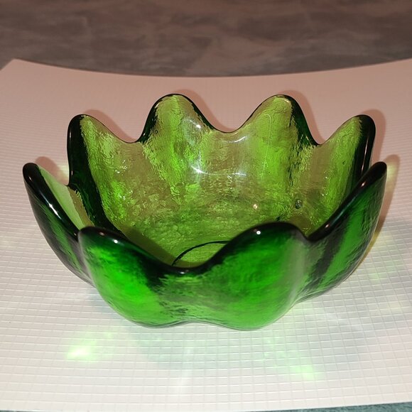 Luminous Green MCM Style Bowl Serrated Margin Edge Glass Leaf Cup Vintage - Picture 1 of 6